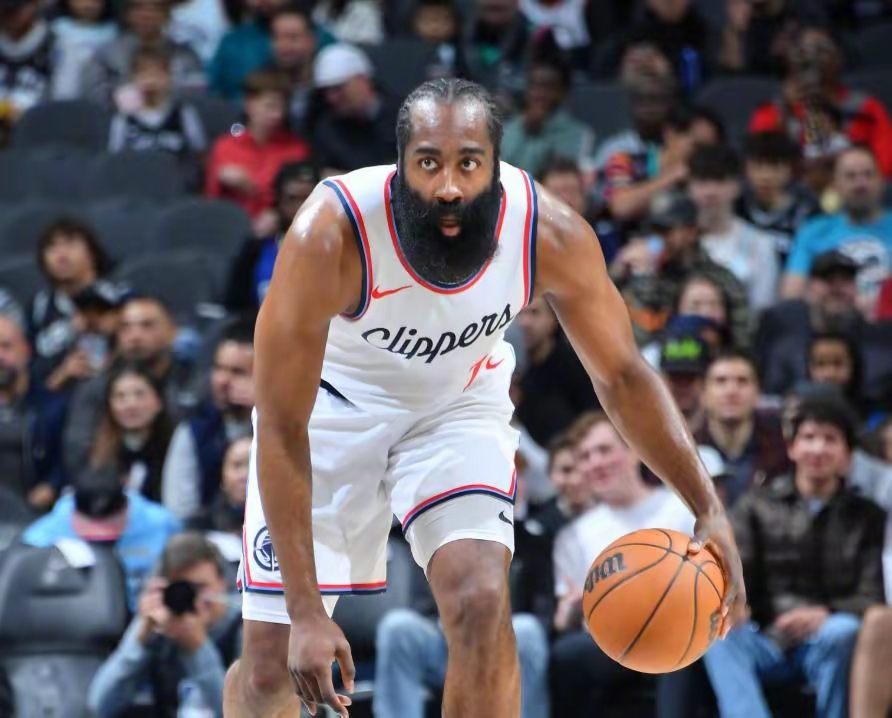 关于穆古鲁扎迎来二十赛季出色发挥，西班牙队观众热烈欢呼！比赛高潮迭起的信息