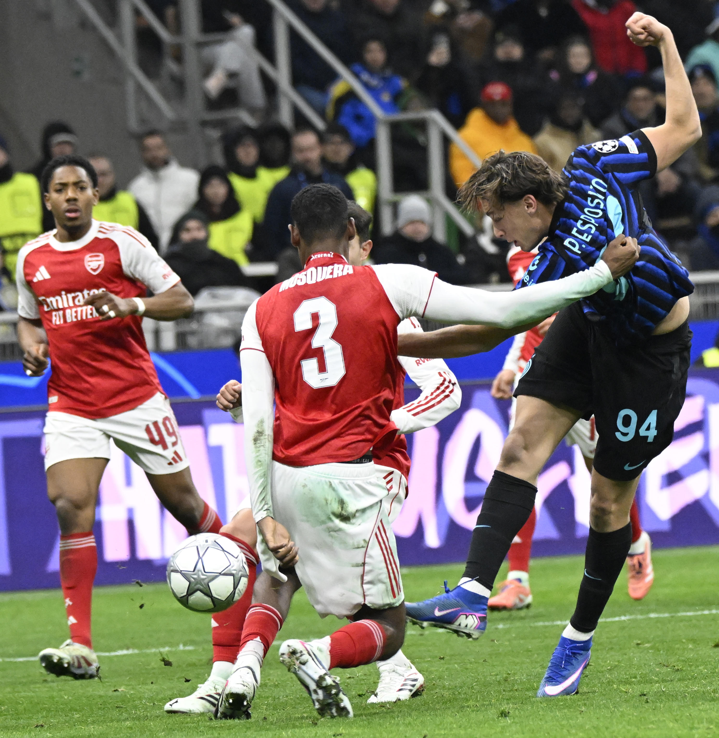 开云平台AC米兰清晨回应争议阿森纳清晨回应争议之后，AC米兰围绕法国杯完成体检的简单介绍